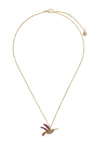 Gouden kettinkje met een kleurrijk kolibrie-hangertje met paarse vleugels en een oranje staart, tegen een witte achtergrond.