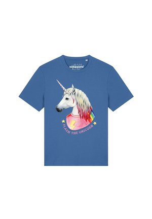 Blaues T-Shirt mit einem weißen Einhorn mit pinker und blonder Mähne, das ein pinkes Shirt mit Blitz und Regenbogen trägt, mit dem Text "Flash the Unicorn."