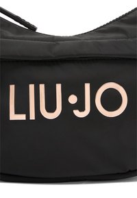 Borsa nera in nylon con texture trapuntata, caratterizzata da un logo in rosè oro "LIU·JO" ben in evidenza e un design elegante. Chiusura con cerniera visibile.