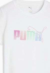 Hvid kortærmet t-shirt med et gradient "PUMA" logo i pink, grøn og blå samt en stiliseret springende puma silhuet.
