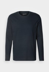 Koszulka z długim rękawem i okrągłym dekoltem w ciemnoniebieskim kolorze, wykonana z bawełny. Posiada subtelne logo na lewej piersi oraz ribbowe wykończenie dekoltu. Gładka tekstura.