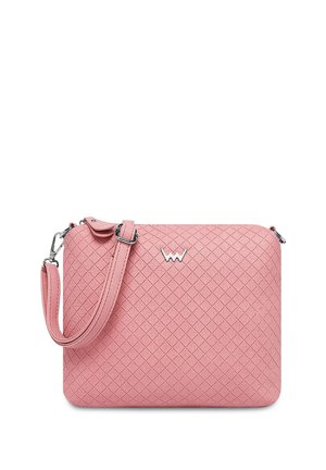 Rosa strukturierte Lederhandtasche mit einem Rautenmuster, versehen mit silbernen Beschlägen und einem abnehmbaren Schultergurt.