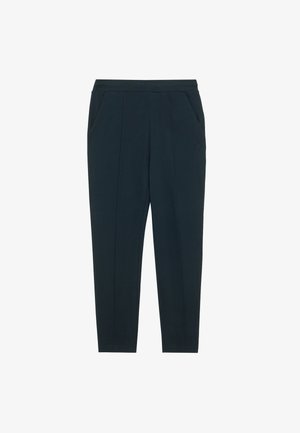 Pantalons ajustés bleu marine en tissu doux avec deux poches latérales, arborant des plis à l'avant et un petit logo sur la cuisse gauche.