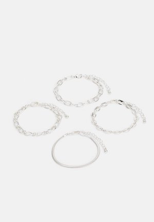 Quatro pulseiras de prata exibidas: três com designs entrelaçados e uma banda lisa e arredondada. Todas possuem fechos ajustáveis e um acabamento brilhante.