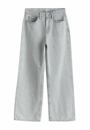 Vaaleanharmaat leveälahkeiset farkut, valmistettu denimsistä. Ominaisuuksiin kuuluu napillinen suljenta, kaksi etutaskua ja siisti, minimalistinen muotoilu.