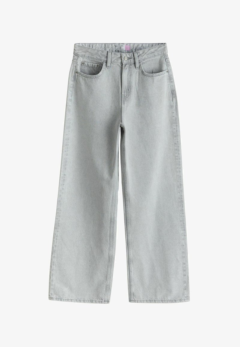 Jean large gris clair en denim. Comprend une fermeture à bouton, deux poches avant et un design épuré et minimaliste.