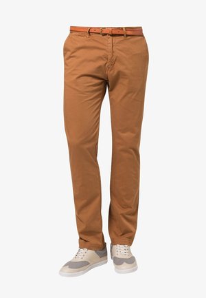 Pantaloni marroni a gamba dritta con cintura arancione abbinati a scarpe casual beige e grigie con lacci su sfondo bianco.
