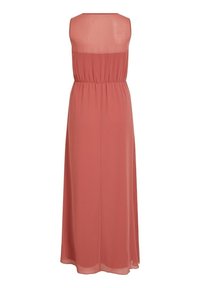 Robe longue en corail avec une taille cintrée, design sans manches, tissu transparent en haut et jupe fluide, mettant en valeur une texture lisse et légère.