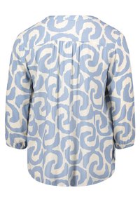 Blusa azzurro chiaro con motivo bianco a spirale, caratterizzata da un collo rotondo, maniche a tre quarti e polsini elasticizzati. Tessuto morbido e leggero.