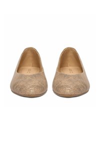 Bailarinas beige texturizadas para mujer con punteras redondeadas, mostradas de frente sobre un fondo blanco.
