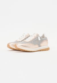 Leichte Laufschuhe mit einer metallisch roségoldenen und silbernen Mesh-Oberfläche, strukturierten Akzenten, weißen Schnürsenkeln und einer beigen Gummisohle.