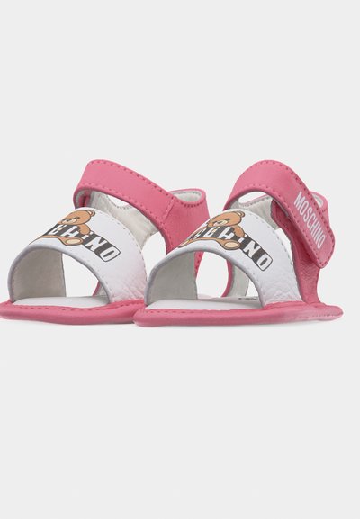 Ροζ και λευκά σανδάλια για παιδιά με σχέδιο αρκουδάκι, ανοιχτά δάχτυλα και ιμάντες με Velcro που φέρουν την επωνυμία Moschino.