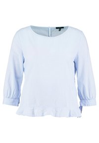 Blouse bleu clair avec des rayures horizontales, col rond, manches trois-quarts et ourlet volants. Le tissu semble lisse et léger.