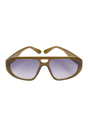 Brązowe okulary przeciwsłoneczne typu aviator z grubą plastikową oprawką i soczewkami w szarym gradiencie, pokazane na białym tle.