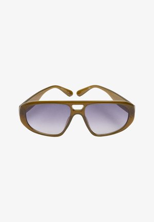 Brązowe okulary przeciwsłoneczne typu aviator z grubą plastikową oprawką i soczewkami w szarym gradiencie, pokazane na białym tle.
