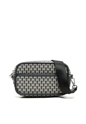 Geantă crossbody dreptunghiulară cu model geometric alb-negru, margini negre, închidere cu fermoar și curea neagră lată, reglabilă.