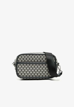 Prostokątna torebka na ramię z czarno-białym geometrycznym wzorem, czarną lamówką, zamkiem błyskawicznym oraz szerokim, regulowanym czarnym paskiem.