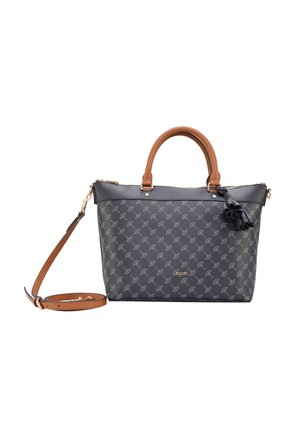 Dunkelblaue gemusterte Handtasche mit braunen Griffen und verstellbarem Schulterriemen, mit Tassel-Anhänger und kleinem goldenen Logo.