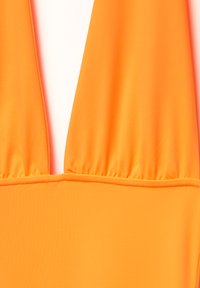 Maillot de bain orange avec un design à encolure en V profonde, texture lisse et détails froncés aux épaules. Fabriqué en matériau léger et extensible.