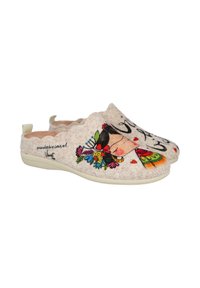 Zapatillas de fieltro beige con un diseño colorido de flores y rostro femenino, bordes festoneados y el texto "hecho por Carol" en el lateral.