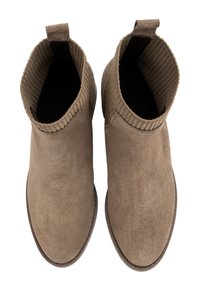 Prongitud hall brown suede'ist esivarvastega ja tõmbetabadega, vaadatuna ülalt valge tausta kohal.