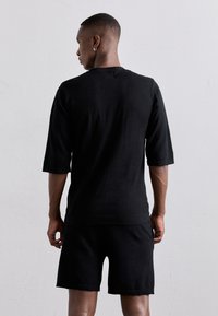 KNITID CREW NECK TEE - Pamata T-krekls - sleek black