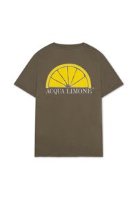 Olivgrön bomullströja med en stor gul citronskiva grafiskt tryck och texten "ACQUA LIMONE" i vitt under. Rakskurna ärmar.