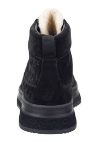 Černé semišové kotníkové boty s texturovaným povrchem, které mají polstrovaný vnitřek a robustní gumovou podrážku. Design zahrnuje zadní poutko pro snadné obouvání.