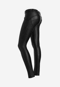 Leggings neri in ecopelle con una vestibilità aderente, caratterizzati da un'alta vita, dettagli delle cuciture e una texture liscia, che mettono in risalto una silhouette slanciata.