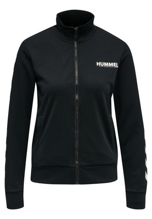 Zwarte zip-up jas van soepel materiaal, met een hoge kraag, zijzakken en een wit logo op de borst en een chevronpatroon op de mouwen.
