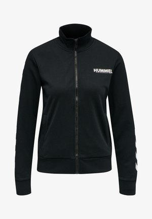 Zwarte zip-up jas van soepel materiaal, met een hoge kraag, zijzakken en een wit logo op de borst en een chevronpatroon op de mouwen.