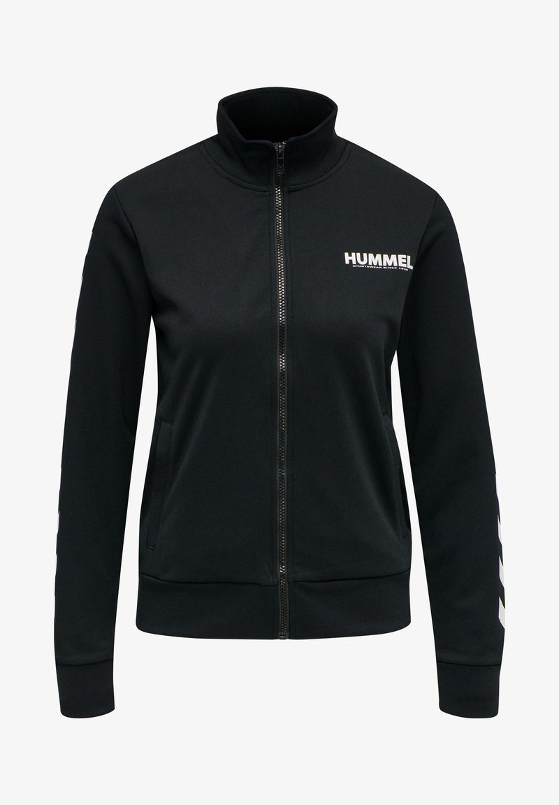 Czarna kurtka zapinana na zamek, wykonana z gładkiego materiału, z wysokim kołnierzem, bocznymi kieszeniami oraz białym logo na klatce piersiowej i wzorem w zygzak na rękawach.