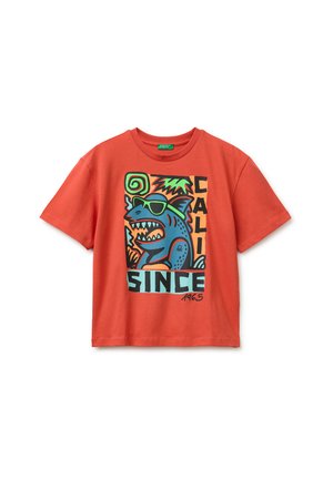 Oranges T-Shirt mit kurzen Ärmeln mit Grafik eines blauen Hais mit grüner Sonnenbrille, umgeben von Palmenblättern, mit dem Text „CALI SINCE 1965.“