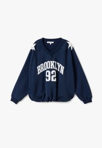 Granatowy sweatshirt z dekoltem w kształcie litery V, zebranym dołem i napisem "BROOKLYN 92" wydrukowanym na białym tle. Posiada białe akcenty w kształcie gwiazdy na ramionach. Wykonany z materiału bawełnianego.