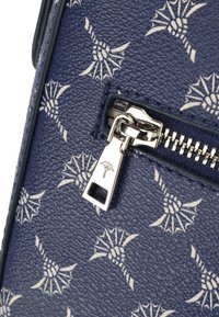 Bolso de tote texturizado en azul marino con un patrón de hojas blancas, cremallera de metal con un tirador de marca y costuras en contraste.