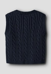 Chaleco de punto de color azul marino con un patrón de trenzado, cuello y huecos de los brazos acanalados, que presenta líneas verticales texturizadas.