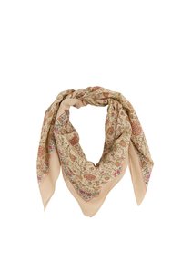 Pañuelo floral beige con patrones intrincados en rojo y verde. Tejido ligero, forma triangular, con un detalle sutil en el dobladillo.