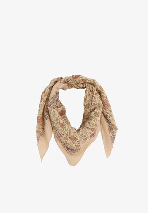 Pañuelo floral beige con patrones intrincados en rojo y verde. Tejido ligero, forma triangular, con un detalle sutil en el dobladillo.