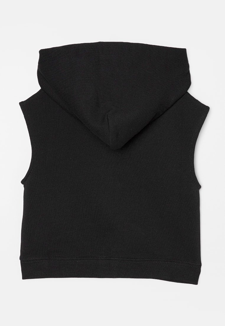 Czarna bezrękawnikowa bluza z gładkiego bawełnianego materiału, z kapturem i ściągaczem na dole, o prostym, minimalistycznym designie.