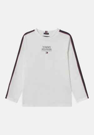 Witte lange mouwen t-shirt van biologisch katoen met een ronde hals, "TOMMY HILFIGER"-logo en marineblauwe/rode gestreepte accenten op de mouwen.