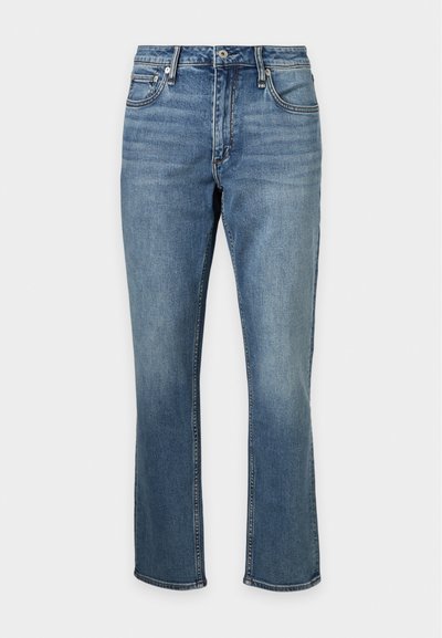 Jean droit bleu en denim avec fermeture avant par bouton et zip, poches avant et arrière, et détails subtilement délavés.