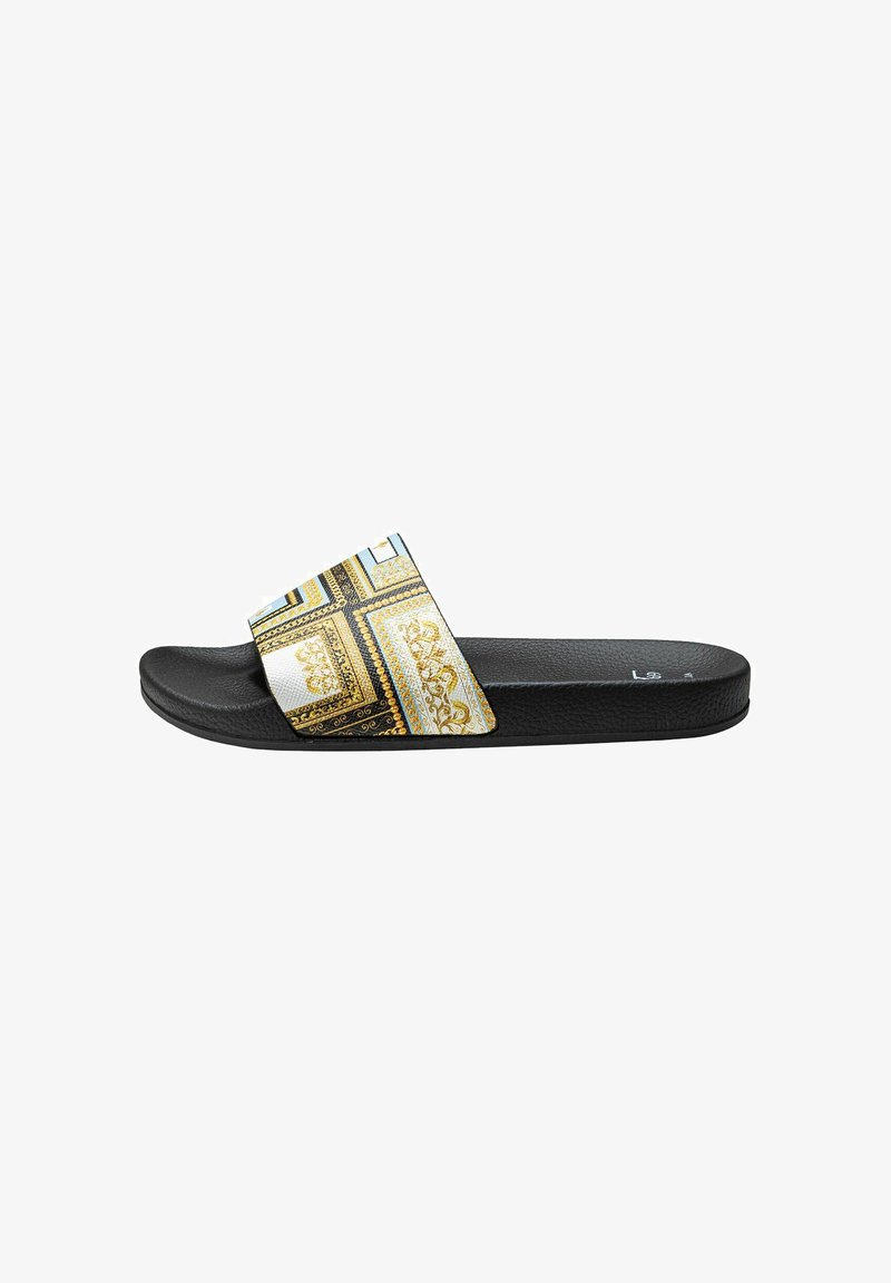 Zwarte schuifsandalen met een brede decoratieve band met een gouden en blauwe barokpatroon. Getextureerde voetbed voor comfort. Plat zoolontwerp.