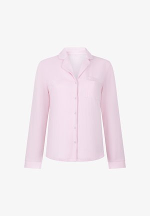 Lichtroze langemouwen overhemd met knoopsluiting, met een notch-kraag en een borstzak, weergegeven op een witte achtergrond.