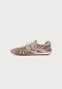 Избран, taupe