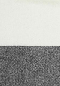 Wolstof met een gladde textuur, met een horizontaal ontwerp verdeeld in crèmekleurige en donkergrijze secties.