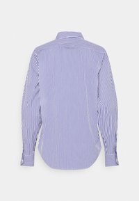 Chemise à manches longues à rayures verticales bleu et blanc, vue de dos, avec un col classique et des poignets boutonnés.