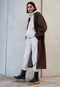 Marc O'Polo CHRISTEL - Enkellaarsjes met plateauzool - black/sand