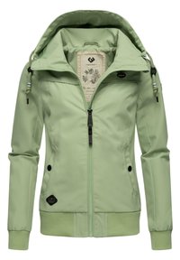 Gaiši zaļa jaka ar rāvējslēdzēju, regulējamu kapuci, elastīgām aprocēm, divām sānu kabatām un teksturētu iekšējo etiķeti.
