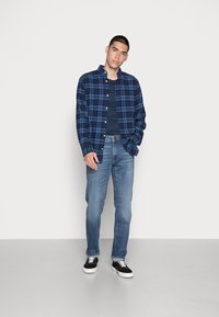 Jack & Jones JJICLARK JJORIGINAL - Calças de ganga de perna direita - blue denim