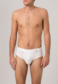 Bañadores de algodón blancos con una cinturilla ancha y un ajuste ceñido, textura suave y un diseño minimalista sin patrones ni acentos.